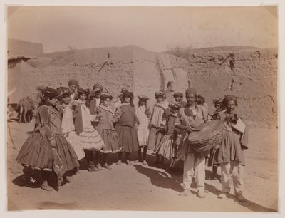 Gruppe kvinder danser i stammedragt (sølvalbumin-tryk) af Antoin Sevruguin