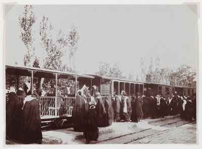 Tilslørede kvinder stiger ombord på et tog (sølvalbumin-foto) af Antoin Sevruguin