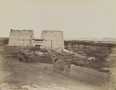 Edfu, udsigt over Pylon og Village af Antonio Beato