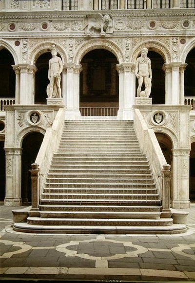 Udsigt over Scala dei Giganti, designet af Antonio Rizzo med statuer af Mars og Neptun af Jacopo Sansovino (1486-1570) af Antonio Rizzo