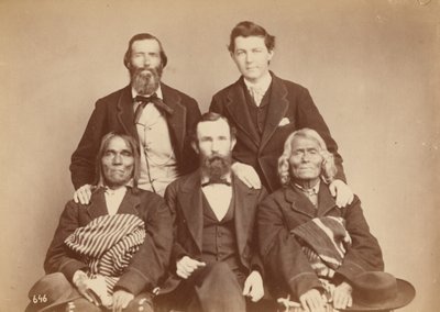 Alexander Gardner, William Henry Jackson og Antonio Zeno Shindler med Pueblo-delegaterne Alejandro Padilla, guvernør i Isleta, og Ambrosio Abeita, tidligere guvernør i Isleta,1868 (foto) af Antonion Zeno Shindler