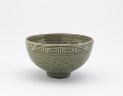 Serveringsskål i stil med Longquan ware, Serveringsskål (hachi), tidligt i det 19. århundrede (stentøj med celadon glasur) af Aoki (attr. to) Mokubei