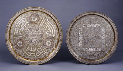 To cirkulære bakker af guld, kobber og sølv indlagte messing, dekoreret med arabesker og inskriptioner, slutningen af 1800-tallet af Arabic School