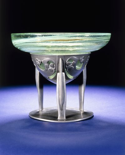 En Liberty Tudric tinskål med James Couper & Sons Clutha glasforing, ca. 1902-05 (tin, glas) af Archibald Knox