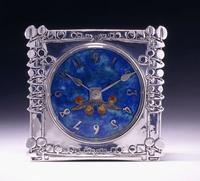 Et firkantet ur med et keltisk motiv i Arts & Crafts-stilen af Archibald Knox