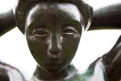 Badende ordner sit hår, detalje, 1930 (bronze) af Aristide Maillol