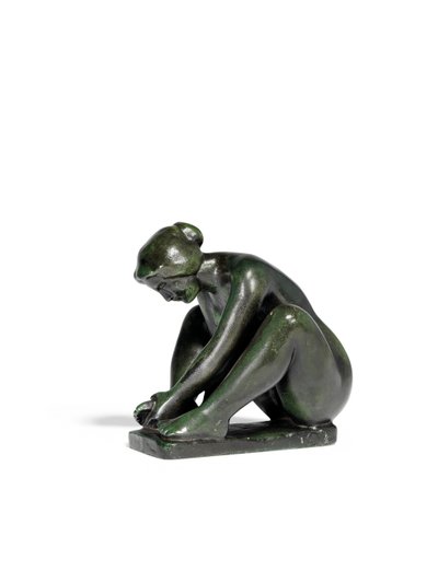 Krøjende pige, der holder en fod af Aristide Maillol