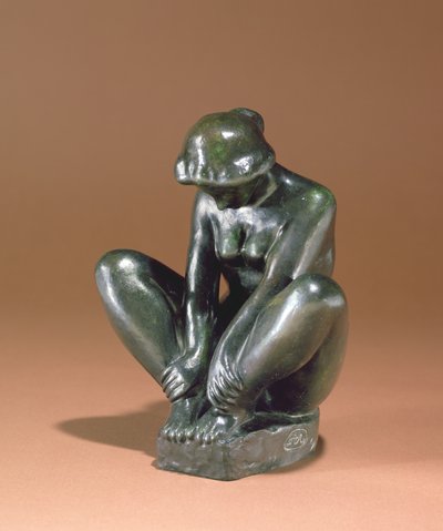 Girl Holding Both Feet, 1920 (bronze) af Aristide Maillol