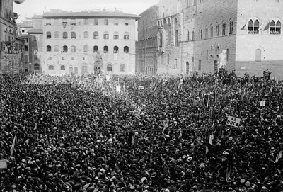 Publikum samlet på Piazza Signoria i anledning af Hitler og Mussolinis besøg i Firenze, 05/1938 (s/h foto) af Armando Bruni