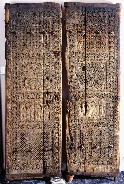 Et par udskårne armenske valnøddedøre, forestillende Kristus med seks apostle og hellige, 1312 af Armenian School