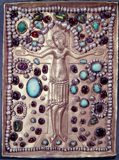 Relikvie-omslag af en bibel, der forestiller Kristus på korset (forgyldt sølv med perler og ædelsten) af Armenian School