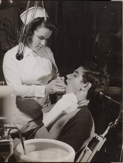 [Tandplejer inspicerer en patients mund]. af Arnold Eagle