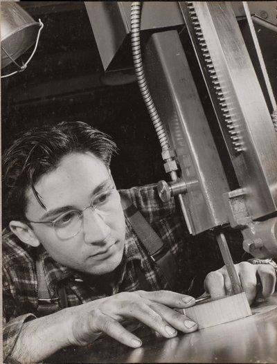 [Mand med briller arbejder intenst med en industrifil]. af Arnold Eagle