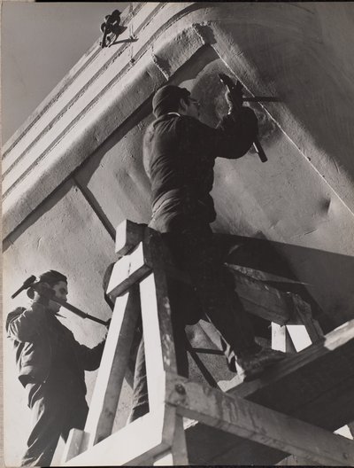 [To mænd arbejder på undersiden af en båd]. af Arnold Eagle