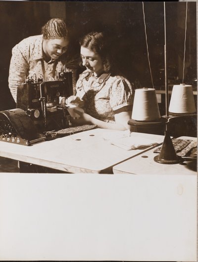 [To kvinder bruger en symaskine]. af Arnold Eagle