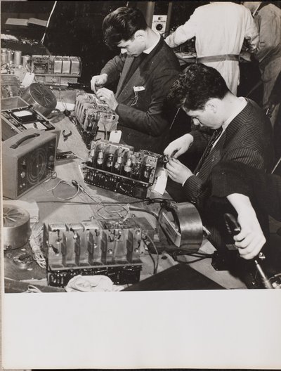 [To unge mænd iført blazere arbejder på radioer]. af Arnold Eagle