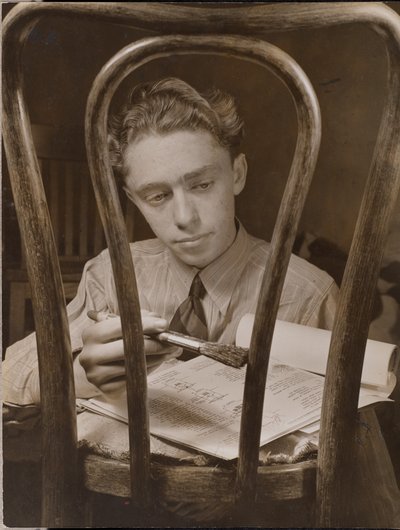 [Ung mand maler ryggen på en træstol]. af Arnold Eagle