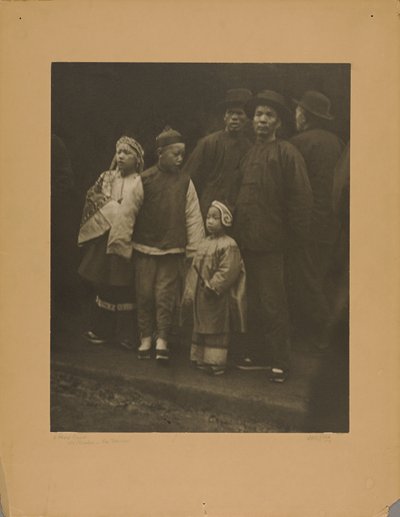 En blandet skare, Old Chinatown - San Francisco af Arnold Genthe