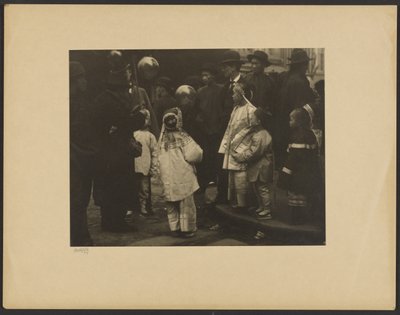 [Parade, Chinatown] af Arnold Genthe