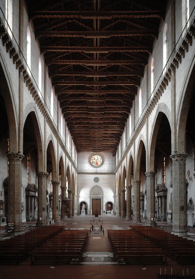 Renæssance: indvendigt billede af Basilica Santa Croce projekteret af Arnolfo di Cambio (1245-1302 / 1310) (Indvendigt billede af Basilica santa croce) 1294 Basilica Santa Croce, Firenze, Italien af Arnolfo di Cambio