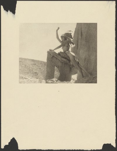 [Kvinde klædt i indianerkostume i ørkenen]. af Arthur F. Kales