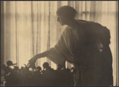 [Kvinde, der passer blomster i sin lejlighed] af Arthur F. Kales