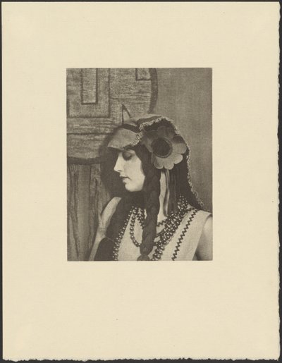 [Kvinde i boheme-outfit med stor blomst i håret]. af Arthur F. Kales