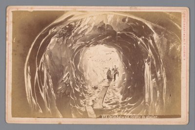 Mennesker i en hule på Grindelwald-gletsjeren i Schweiz Grindelwald. Cave of the Glacier (titel på objekt) af Arthur Gabler