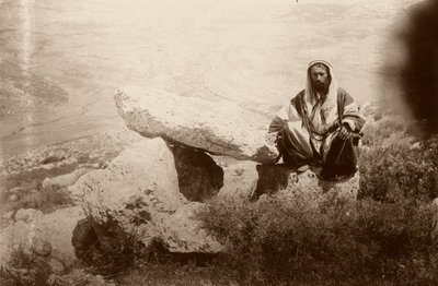 Dysse og mand, vest for Hesban (Heshban), 1881 af Arthur M. Mantell