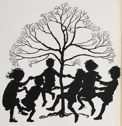 Silhuet af børn, der danser omkring et træ. af Arthur Rackham