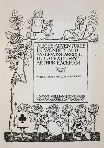 Titelblad med en rosenbusk, den hvide kanin og mænd klædt ud som kort af Arthur Rackham