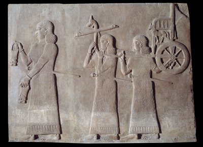 Art Mesopotamia (Assyrien): hoffet til kongen af Assyriens palads Sargon II (721 - 705 f.Kr.) tjenere, der bærer situlerne og kongens vogn. Paris, Musée du Louvre af Assyrian