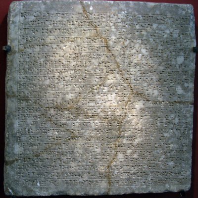 Alabastplade indgraveret med kileskrift, fra fæstningen Sargon II (eller Sharroukin, konge af Assyrien fra 722 til 705 f.Kr.) ved Dur Sharrukin (nu Khorsabad, Irak). Assyrisk kunst, antikken, 8. århundrede f.Kr. Statens Eremitage, Sankt Peter af Assyrian