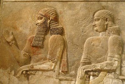 Detalje af Sargon II og vagt, relief fra kong Sargons palads i Khorsabad, ca. 716-713 f.Kr. af Assyrian