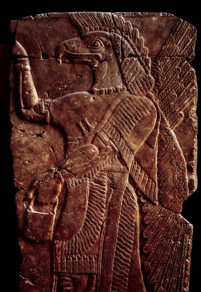 Orientalske antikviteter: detalje af et albasterrelief, der repræsenterer en ånds beskyttende vinge med en mands krop og ørnehoved, fra Palace of Sargon II eller Sharroukin, konge af Assyrien til Dur-Sharrukin (nuværende Khorsabad (Khunsabad) (Mesopotamien af Assyrian