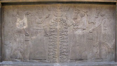 Relief med to figurer af Ashurnasirpal, bevingede mytologiske væsener og guden Ashur, foran Livets Træ, 885-860 f.Kr. af Assyrian