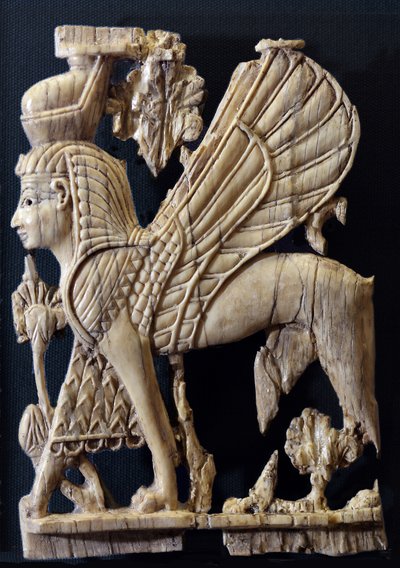 Bevinget griffin med menneskeansigt, møbeldekoration i fønikisk stil, Nimrud, 800-700 f.Kr. (elfenben) af Assyrian