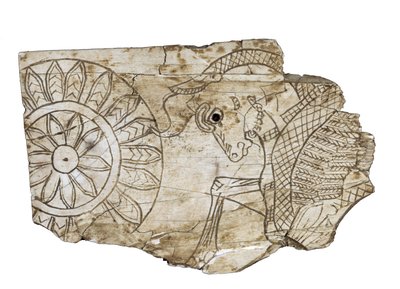 Plaquefragment forestillende en bevinget tyr fra Nimrud, Irak, 8. århundrede f.Kr af Assyrian School