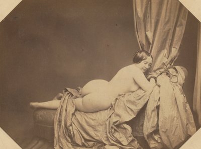 Akademisk nøgen, tilbagelænet på en sofa, ca. 1855. af Auguste Belloc