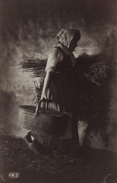 Kvindelig bonde, der bærer en kurv og hø, ca. 1870. af Auguste Giraudon