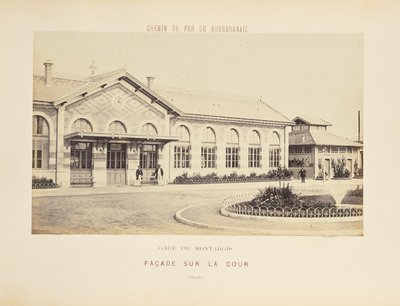 Montargis station, facade med udsigt over gårdspladsen af Auguste Hippolyte Collard