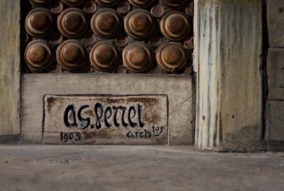 Facade på en beboelsesejendom, detalje med signaturen af Auguste Perret
