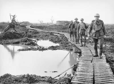 Fire australske soldater, der går langs duckboard-banen ved Tokio, nær Zonnebeke, i Ypres-sektoren, over en del af landet, der blev erobret af australierne i kampene i det tredje slag af Australian Photographer