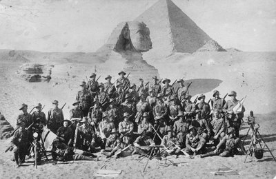 Uformelt gruppeportræt af en australsk infanterisignalskole foran sfinxen og pyramiden. Signaludstyr er i forgrunden, ca. 1915 af Australian Photographer