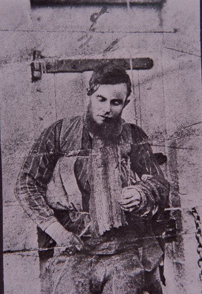 Kelly Gang-medlem Joe Byrne spændt op efter døden, 29. juni 1880 (s/h-foto) af Australian Photographer