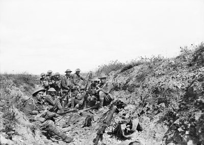 Løjtnant A. V. Sedgwick MC og nogle af hans parti fra 24. bataljon, der afventer ophævelsen af artilleri-spærringen på Mont St Quentin, fotograferet få minutter før de rykkede ud af skyttegraven af Australian Photographer