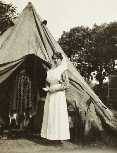 Søster Ada Smith fra 2nd Australian Casualty Clearing Station nær Steenwerck, Trois Arbres, Frankrig, 1916 af Australian Photographer