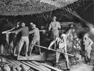 The 2nd Australian Siege Battery (55th Australian Siege Artillery Battery) arbejder på en 9,2 tommer Howitzer i deres gasmasker under et angreb ved Voormezeele, 15. september 1917 af Australian Photographer