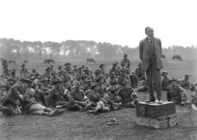 Den ærede William Morris (Billy) Hughes, stående på en platform bestående af fire ammunitionskasser, taler til en forsamling af den 5. australske feltambulance nær La Motte omkring et kilo af Australian Photographer