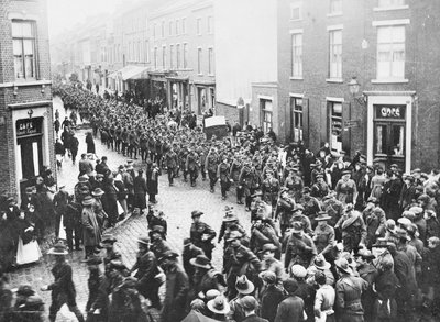 Den sidste kvote af 1st Division Artillery, AIF, forlader byen for at trække sig i Charleroi for at begynde deres hjemrejse, Chatelineau, Belgien, 26. november 1919 af Australian Photographer